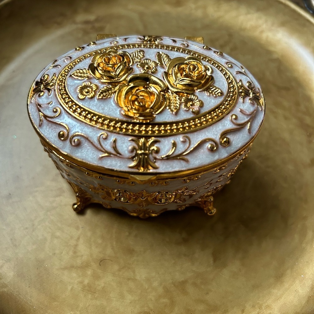 NWOT Vintage Style Gold and Beige Jewelry Box - Picture 3 of 5